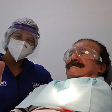 Una odontóloga y su paciente levantan el pulgar