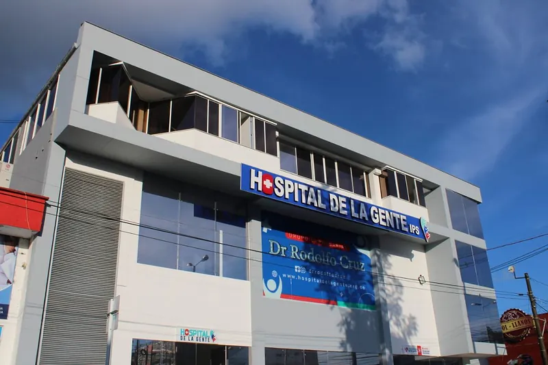 Fachada de una sede con el aviso Hospital de la Gente IPS